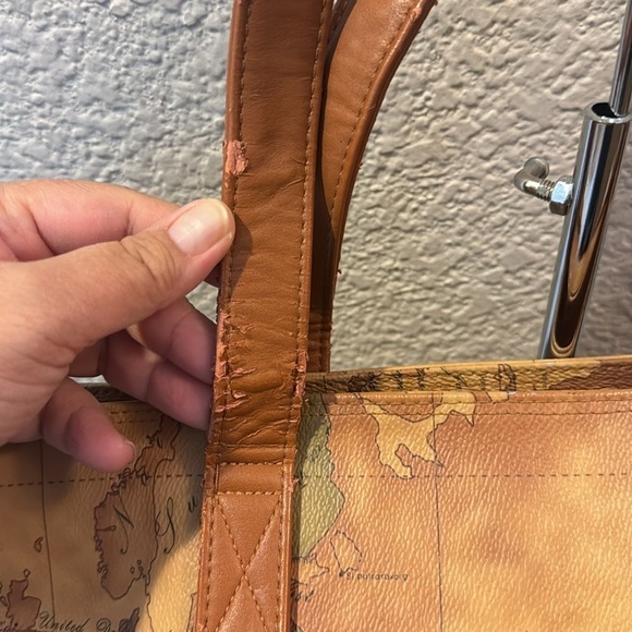 Prim Classe Shoulder Bag - Picture 10 of 13